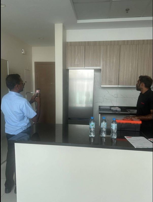 Customer describing an appliance fault to a technician